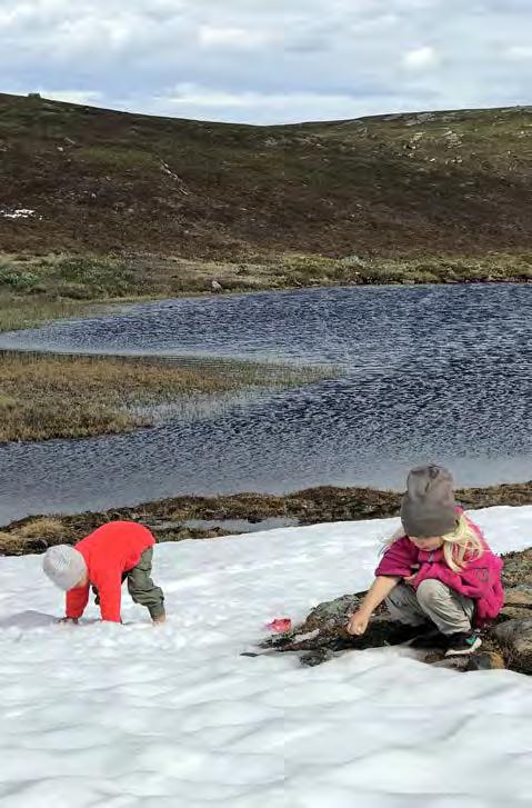 hjul. Det rister, skakar och däcken gräver sig djupare ner i den mjuka djupa snön. Den fart vi hade med oss har nästan helt absorberats av den sorbetliknande snön och bilen sugs sakta fast.