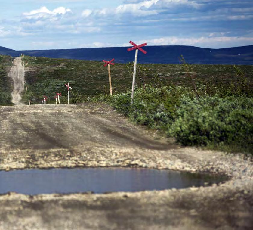 STORA DELAR AV vägen har ledmarkeringar vilket förstärker känslan av att köra längs en vandringsled. OVAN Inredning tog vi delvis från en husvagn.