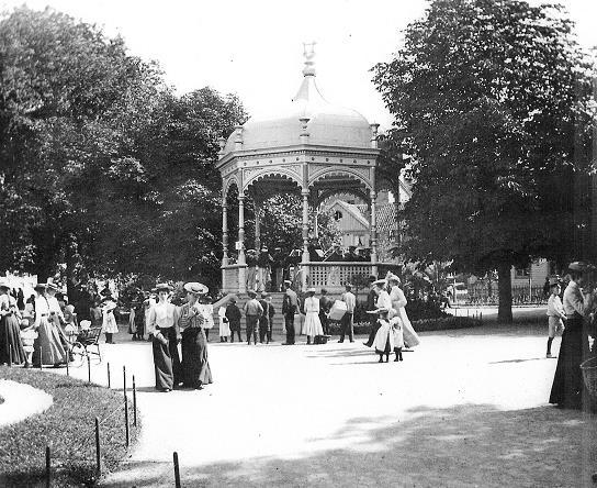 39 När Schweizeriet i Hoglands Park från 1859 hade gjort sitt kom denna åttakantiga musikpaviljong till i stället år 1905.