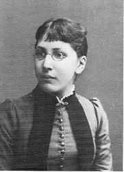 Så gifte hon sig med polismästaren och blivande rådmannen Lars Levertin och kom till Karlskrona 12/12 1898. Sitt sista offentliga framträdande gjorde hon år 1925.