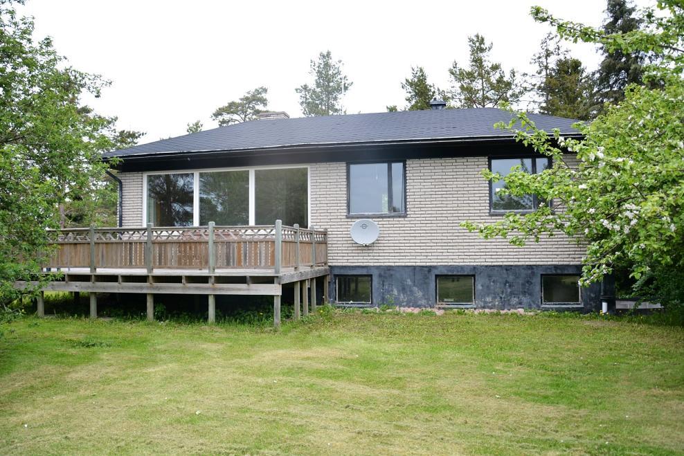I källarplanet finns pannrum, dusch och bastu, gillestuga, garage samt två mindre rum. Omfattande renoveringsbehov föreligger.