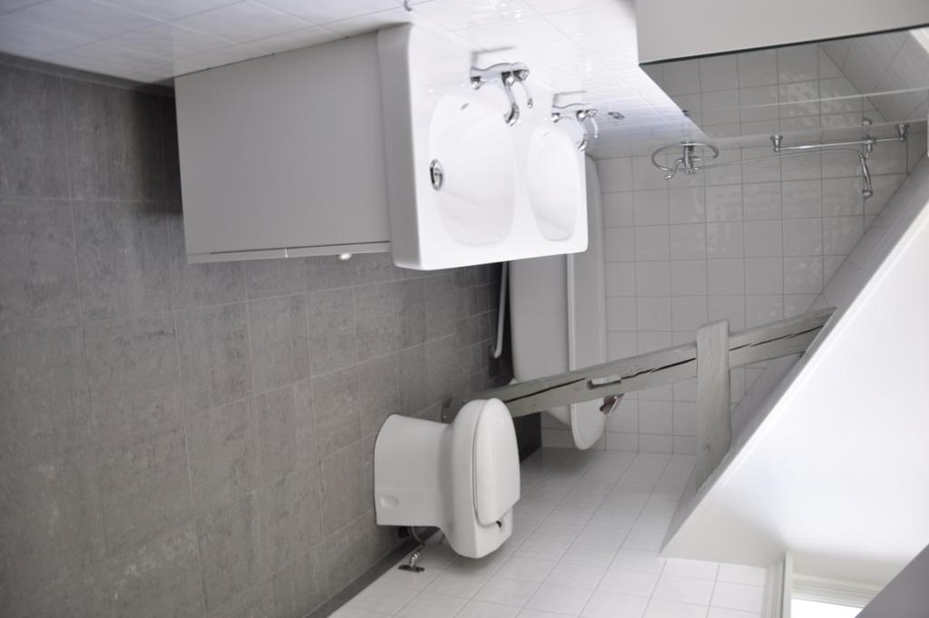 14 WC/dusch/bad Golv Klinkerplattor, golvvärme Vägg Kakel, vitt Övrigt Toalettstol, vacuum.