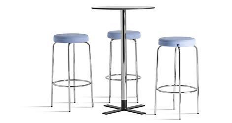 Stativ i standard (svart, vit eller silver), krom, eller. Sits med trästomme och kallskum. Klädd i standardtyg eller c.o.m. Barstool in 2 heights with frame in tubular steel.