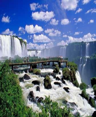 Den brasilianska parken gränsar till den argentinska nationalparken och är uppdelade av floden Iguazú. Båda parkerna gör denna region till ett av de största naturskyddade områdena i Sydamerika.
