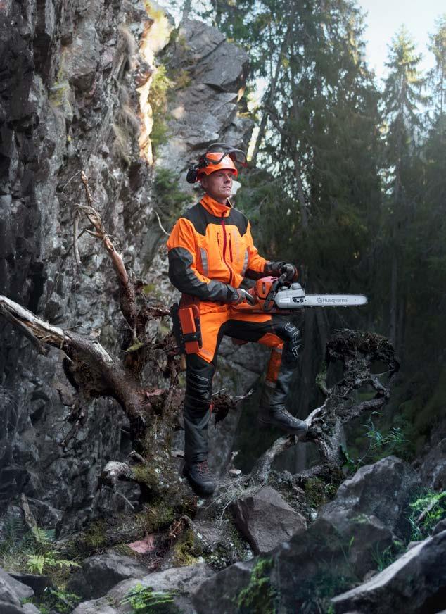 VENTILATIONSÖPPNINGAR UNDER ÄRMARNA FICKA MED DRAGKEDJA PÅ VÄNSTER ÄRM VENTILATIONSÖPPNINGAR I SIDORNA AV RYGGEN BRÖSTFICKOR SOM HAR OPTIMERATS FÖR MOBILFÖRVARING ELASTISKA HÄNGSLEN (INGÅR) FICKA MED