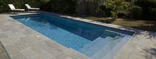 En pool i granicite grått ser ljus ut i solen och fräsch med kraftigt blått vatten, passande till mediterrant tema.