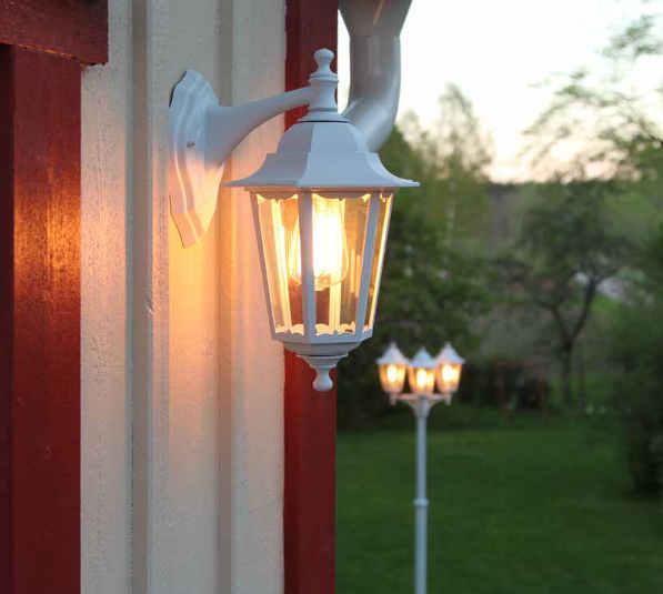 LIGHT SENSOR With the built-in light sensor the lamp is automatically turned on when it gets dark and off again when the sun comes up. Leave the switch on and the lamp takes care of itself.
