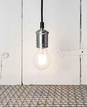NATURAL NATURAL WHITE NATURAL WHITE 4000K WHITE 4000K 4000K 25W CLEAR FILAMENT 2700K Vår serie Clear filament 2700K är rundstrålande lampor i klart glas. Ljuset är varmvitt men ändå krispigt och rent.