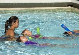 Där kan hyresgästernas barn och ungdomar delta i bland annat sommarlovsskolor med simning, fotboll, basket och friidrott till subventionerade priser.