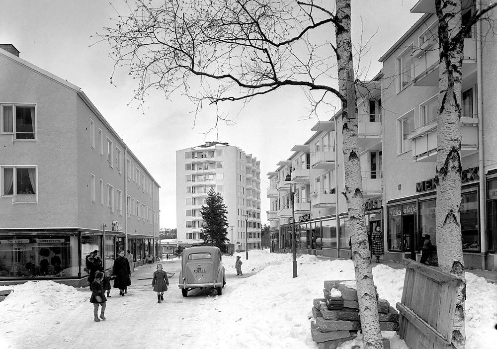 var också hårt. Men visionerna för centrum visade sig vara de rätta och idag vet vi att tiden hunnit ikapp Hökarängen. Framtiden finns inte längre i bilen den finns i de smarta valen.