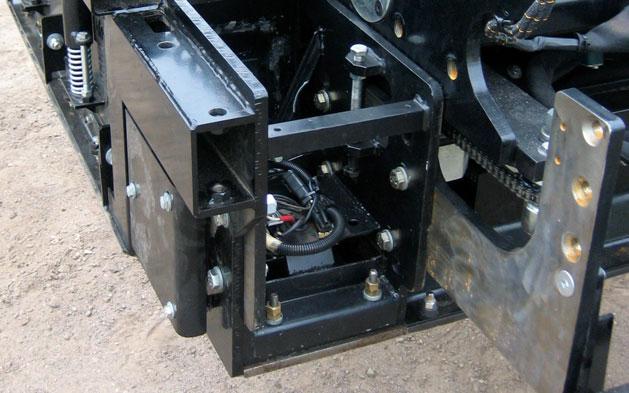skridplatta med effekt upp till 3 000 vibrationer per minut 330 mm (13 tum) bred huvudskridplåt i ett stycke 13 mm (0,5 tum) tjock skridplåt Eluppvärmda skridplåtar och asfaltstötar ger jämn