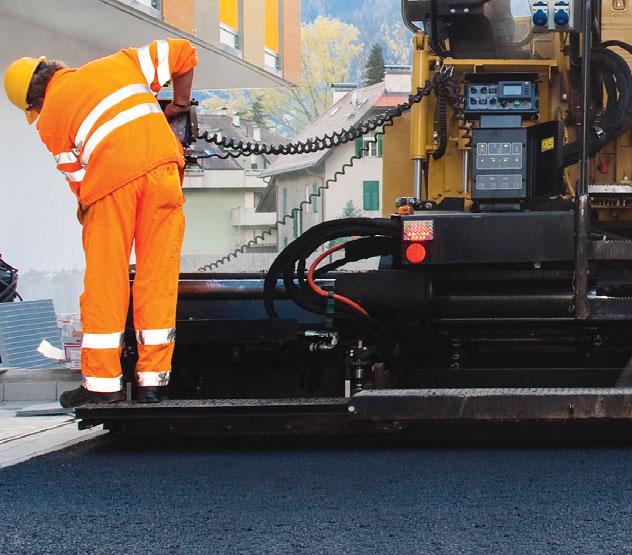 låsfunktion minimerar transportlängden och möjliggör positionering nära kantstenar och hinder FJÄDERBELASTADE ÄNDPORTAR Fjäderbelastad konstruktion ger en nedåtriktad kraft som håller kvar