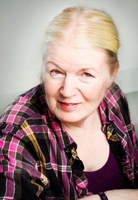 delen i serien om sågverksungen Bricken och om tiden när det moderna Sverige blev till. Vibeke Olsson debuterade som 17-åring med Ulrike och kriget.