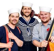Matrosorkestern Anders, Freppe och Magnus är tre glada sjömatroser med blåjackor och mössan käckt på svaj som bjuder upp till allsång och dans.