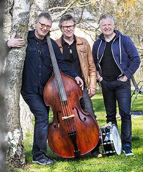 Melodikrysset - Trio X Nu är trion tillbaka med sitt populära melodikryss. Vad är det för låt? Vem skrev den? Vem sjöng den? Ni är med och gissar!