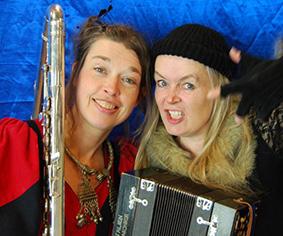 Tuppen på åsnan - Charlotte & Charlotte En berättar- och musikföreställning om Sagan om den lilla gathunden och Stadsmusikanterna från Bremen.