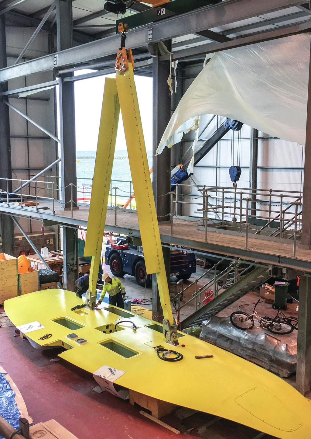 Minesto AB (publ) Bokslutskommuniké 2017 Vingen till Minestos kraftverk DG500, på bilden placerad upp och ned, med monterade stag och toppinfästning (i orange-gul färg hängades i kroken längst upp).