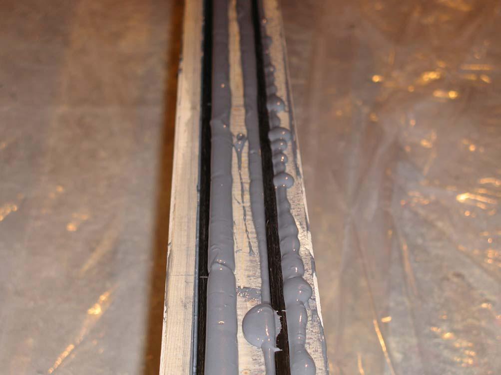 Kapitel 5. Experimentella örsök 5.6. Provkroppar Provkropparna bestod av limträbalkar av gran med dimensionerna 3500 x 5 x 90 mm 3 och kompositstavarna som hade tvärsnittet 10 x 10 mm.