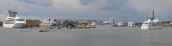 Terminalerna är placerade i Frihamnen (F638) och Stadsgården (S160, Stora tullhuset). Vissa kryssningsfartyg anlöper Nynäshamn och då ligger de på redden, passagerarna får landstiga via tenderbåtar.