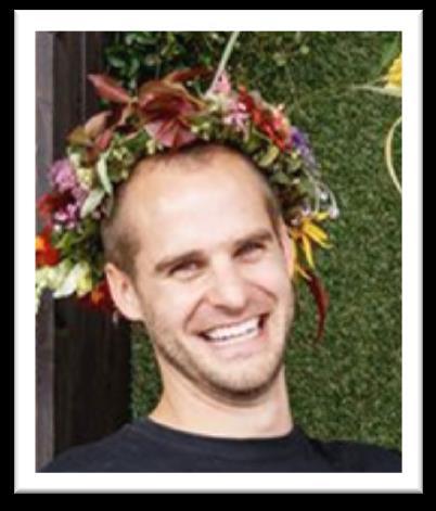I sol på Solidens scen, inför tusentals besökare, mottog Mikael Olenmark Desalles och Johan Ljungquist från Gårdsfisk prischecken på 100 000 kronor av Sonat Burman-Olsson, vd Coop Sverige.