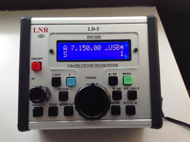Manipulatorn på framsidan har jag byggt, den hör inte till byggsatsen. Mycket tomutrymme i botten som jag tror räcker för en sats AA batterier. Den är mycket strömsnål bl.