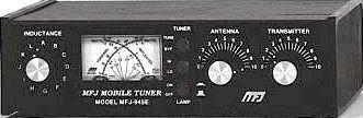 Den ska sitta mellan radion och tunern. Vissa enheter har inbyggt instrument som den MFJ som visas här ovan.
