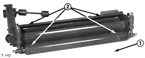 Före användning. Plan yta 2. Tryck nedåt Figur 7 JUSTERING AV CYLINDER- MOT-UNDERKNIV. Lossa muttrarna som håller vänstra och högra cylinderkonsolerna på sidoplattorna (fig.8). 2. Justera spelet mellan cylindern och kniven med justerskruvarna på var ända på enheten (fig.