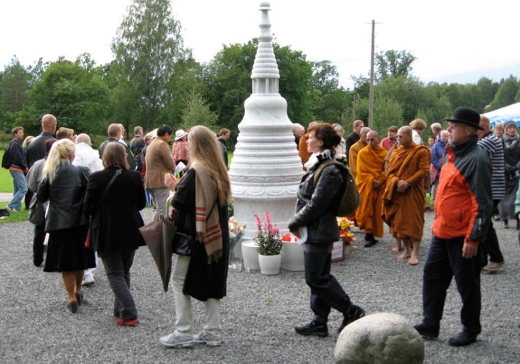 B E G R A V N I N G Det kan vara bra för vården att veta vilka frågor som kan uppkomma om vad som gäller kring buddhistisk begravning. Både kremering och jordbegravning kan förekomma.