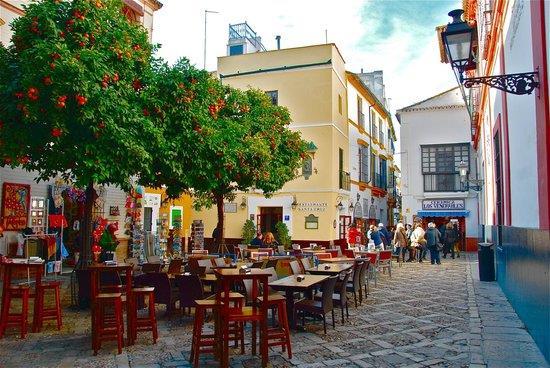 Barrio Santa Cruz (heliga korsets distrikt) ligger i den äldsta delen av Sevilla bakom stadsmuren som byggdes av romerna under det första århundradet f.kr.