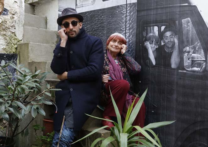 Visages Villages av Agnes Varda & JR, Frankrike Två syskonsjälar på en gemensam resa genom den franska landsbygden i syfte att skildra människors liv och öden med hjälp