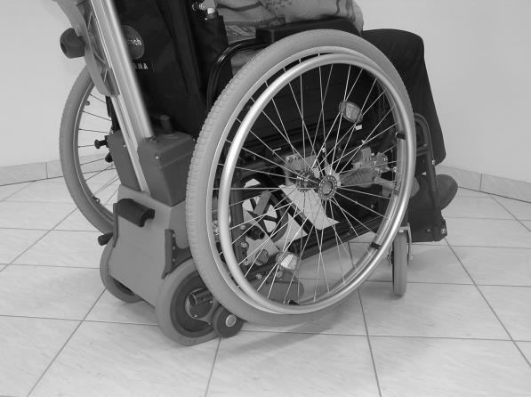 Sätt hjulaxlarna i sina uttag och dra åt parkeringsbromsen så att rullstolen inte kan rulla iväg medan trappklättraren är fristående. 3.