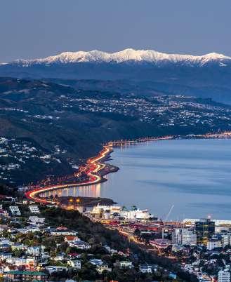 De som har bokat utflyktspaketet åker igenom den häpnadsväckande omgivningen och kommer fram till Christchurch.