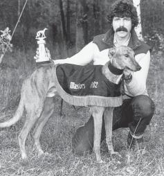 Puppy Derbysegraren 1982 Monkey Joe med Birger Sjöholm, Simrishamn. ut från ett flygplan på 600 m höjd och svävade sakta nedåt för att slutligen landa innanför Tuves banoval.