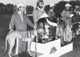 Prispallen från SM i Simrishamn 1984. Fr v 2:a Crackling, Claes Spångberg, SkHK, SM-vinnaren Monkey Joe, Birger Sjöholm, CIM, 3:a Tuff Tyro, Frank Grönlund, SHS, 4:a Fair Play, Stig Österlind, CIM.