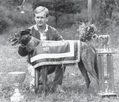 Mats Wicander ny sekr i SHS 1985 Ny Ungdomssektion med Bitte 1985 bestod styrelsen av: Lars Köhler ordf, Bo Ländin vice ordf, tävlingsledare, Mats Wicander sekr, Ann Tibell kassör, ledamöter Kent
