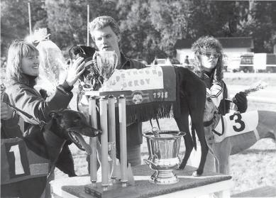 Derbyvinnaren 1988 LL s Pallas Athena, Madelene Grehk & Göran Forsberg, MHK. T v tvåan Monalee, t h trean LL s King Real med Cecilia Köhler. Peppery Lad och Tricias Joe.