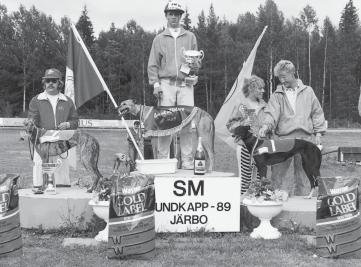 Amarillo Perro vann SHS Sprint och Timothy Joe Devil Mikes stayerlopp I aug på Skarpnäck tog SM-trean Keops Open Fir ire hem Stall Z Cup up, för 14:e gången sponsrad av Rose-Marie Löfgren, före LS
