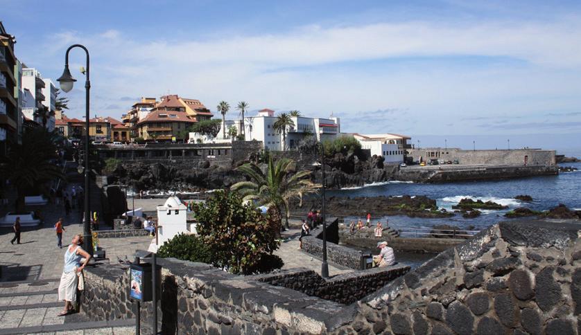I staden finns en liten fiskehamn och ett trevligt torg, torget Plaza Charco. är stadens mötesplats för såväl öbor som turister, och här ligger många restauranger, barer och butiker.