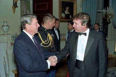 det amerikanska folket och det fungerade. Stormen bröt ut Massmedia reste sig som en man och försökte tillintetgöra honom. Till och med hans eget parti stämde in i den allmänna kören.