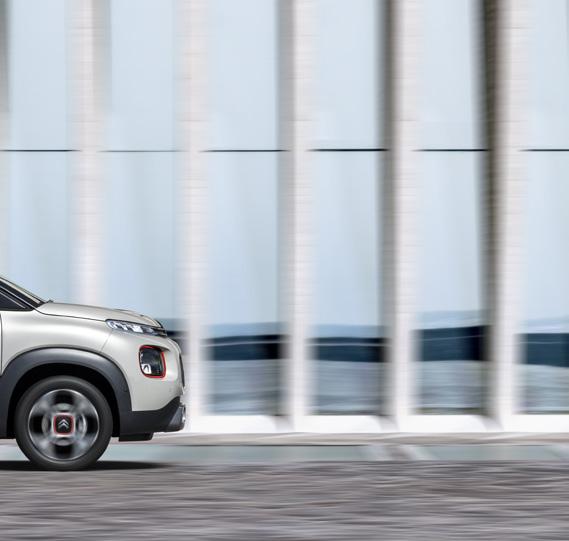 4m15 1m64 LÄTTMANÖVRERAD I STAN CITROËN C3 AIRCROSS lyckas med konststycket att kombinera en kompakt exteriör med ett rymligt inre. Varje resa blir en njutbar upplevelse som kan delas av alla i bilen.