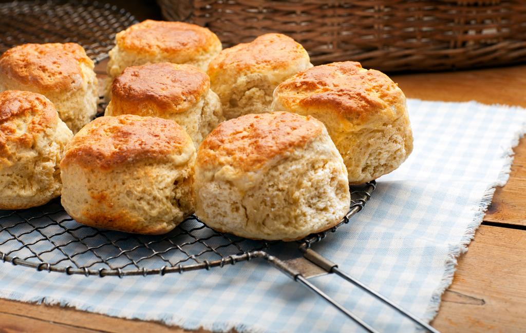 Grova skones (4 SCONES, 16 BITAR) 5 dl Grov Glutenfri Mjölmix 2 tsk bakpulver ½ tsk salt 75 g flytande margarin 2 dl Resource 2.