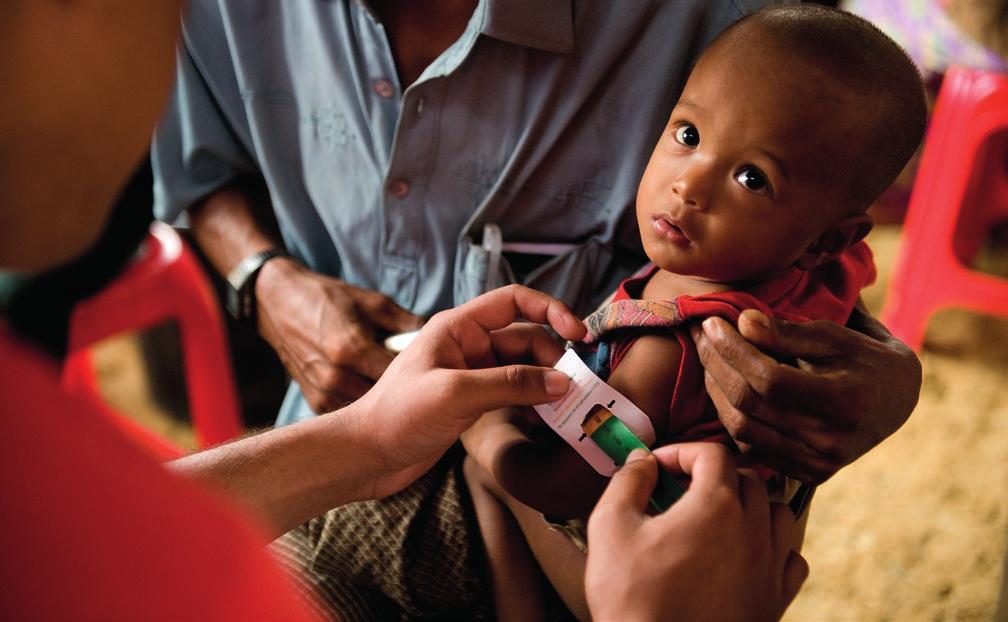 Vår hjälparbetare bedömer näringstillståndet hos en 1,5-årig pojke på en av Rädda Barnens hälsovårdskliniker i Bangladesh.