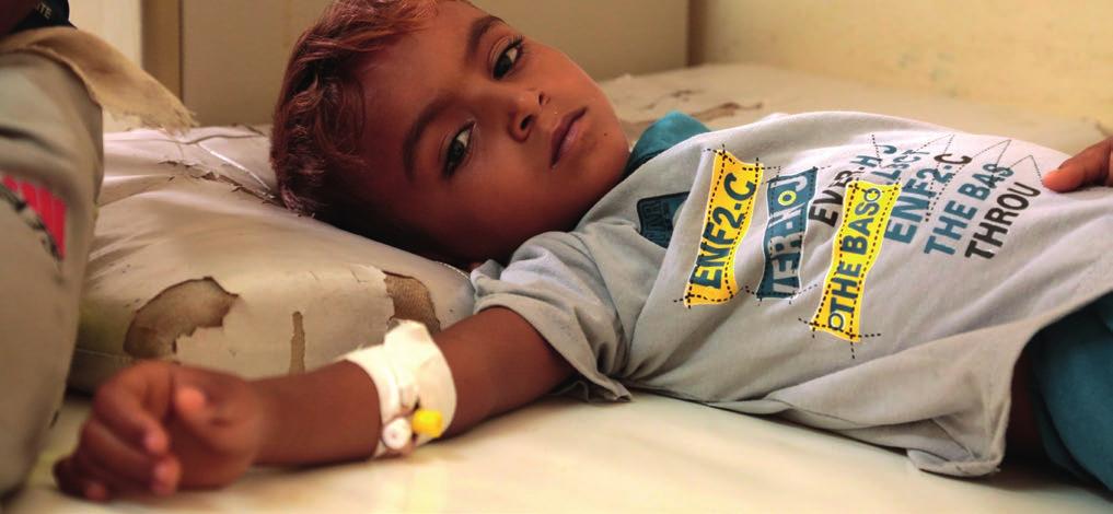 En pojke som lider av undernäring i Yemen får vård i ett sjukhus som Rädda Barnen stöder.