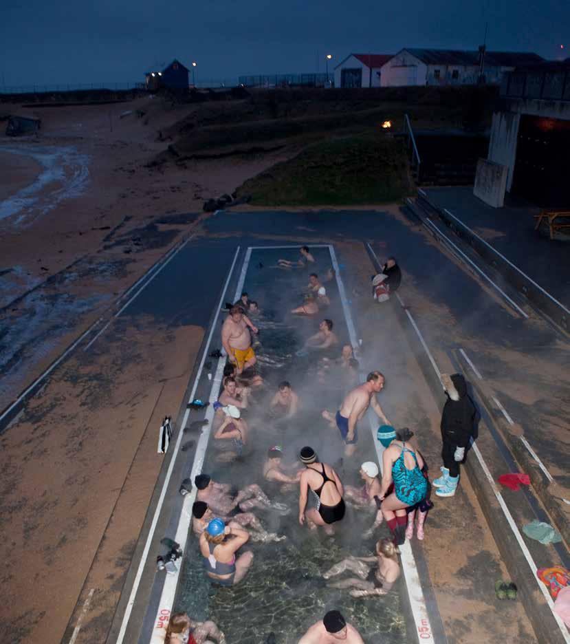Varje vardagsmorgon ordnas det vattengymnastik under ledning av en