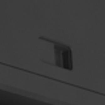 Se till att du inte har fingrarna under skrivaren när du ställer ner den. Se till att det finns tillräckligt med utrymme runt skrivaren innan du installerar den.