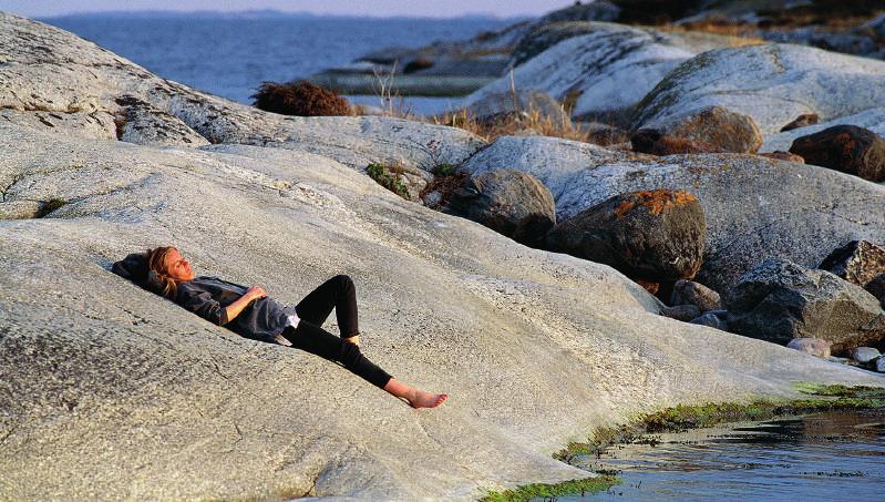 Solskola Solljus är för många mycket bra mot psoriasis. Det bromsar upp celldelningstakten. Din psoriasis växer helt enkelt inte lika snabbt.