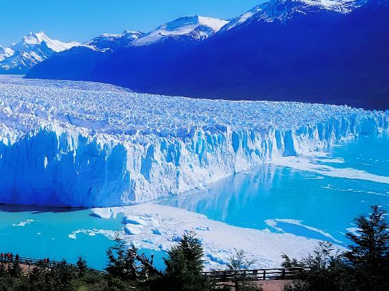Dag 17: Perito Moreno Glaciären. Dagen erbjuder en heldagsutflykt till den berömda och smått otroliga Perito Moreno glaciären, som kan beundras på nära håll från olika broar och vandringsleder.