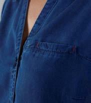 Tunikan har två rymliga infällda fickor, varav en med nyckel/korthållare, bröstficka och en tuff detaljerad pennficka på vänster ärm.