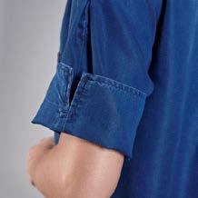 Blusen har två rymliga fickor varav en med nyckel/korthållare, bröstficka och tuffa detaljer såsom stråveck på rygg och stickningar på ärm.