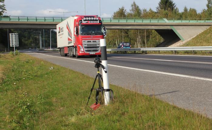 I denna fältstudie registrerades samtliga, inklusive utländska, tunga lastbilar på ett 25-tal platser belägna i huvudsak i Götaland.